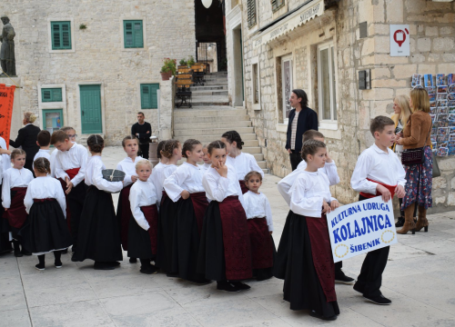 250 malih čuvara tradicije na 1. Smotri dječjeg folklora Šibensko-kninske županije