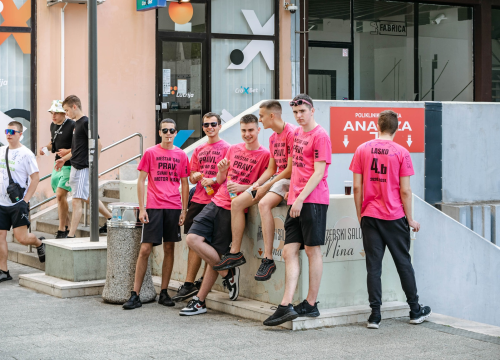 Fotografija 16 - Šibenski maturanti opraštaju se od škole: Slave uz domaće hitove, a budućnost vide vani