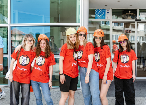 Fotografija 12 - Šibenski maturanti opraštaju se od škole: Slave uz domaće hitove, a budućnost vide vani