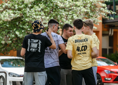 Fotografija 2 - Šibenski maturanti opraštaju se od škole: Slave uz domaće hitove, a budućnost vide vani