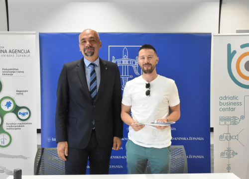 Fotografija 2 - Župan Jelić s predstavnicima kulturnih ustanova potpisao ugovore o dodjeli sredstava