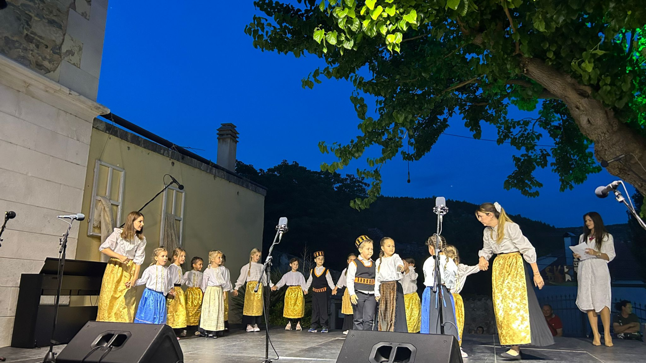 'Balarinci' iz DV Šibenske masline i Smilja nastupili na 1. smotri dječjeg folklora u Skradinu