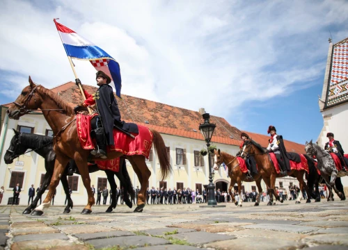 Fotografija 3 - Kravat pukovnija obilježila Dan državnosti počasnom smjenom straže