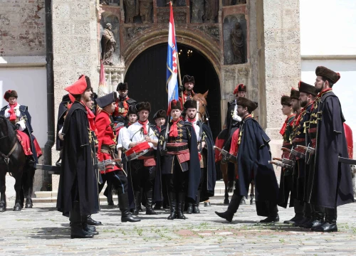 Fotografija 8 - Kravat pukovnija obilježila Dan državnosti počasnom smjenom straže