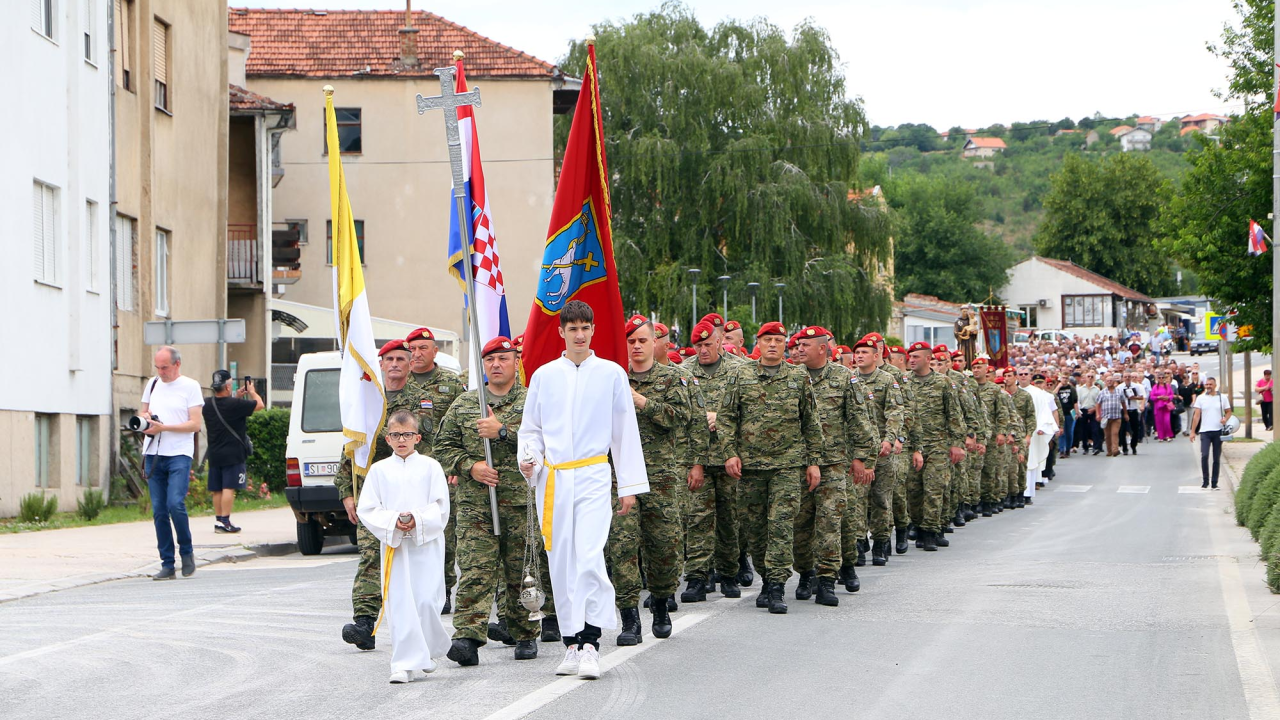Procesijom vjernika i vojske Kninjani proslavili blagdan sv. Ante