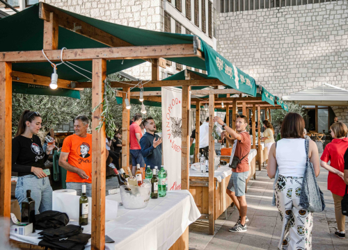 Fotografija 4 - Zbog jednog skladnog para trg ispred Županije i ove je godine pun