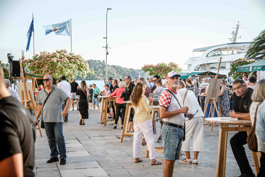 Zbog jednog skladnog para trg ispred Županije i ove je godine pun
