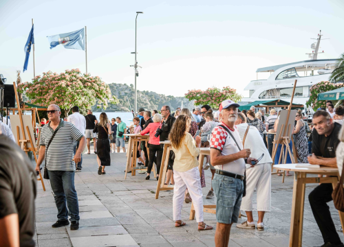Fotografija 2 - Zbog jednog skladnog para trg ispred Županije i ove je godine pun
