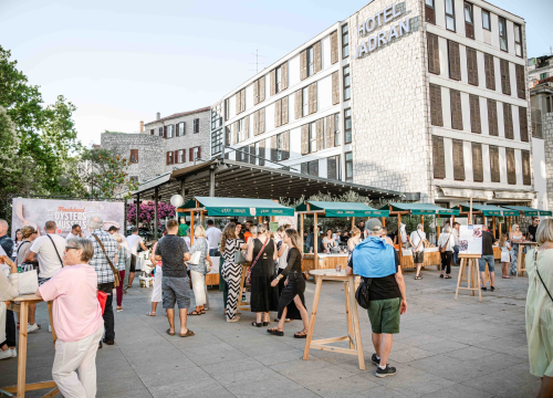 Fotografija 9 - Zbog jednog skladnog para trg ispred Županije i ove je godine pun