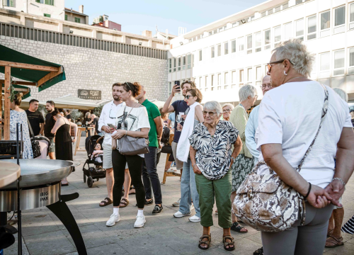 Fotografija 12 - Zbog jednog skladnog para trg ispred Županije i ove je godine pun