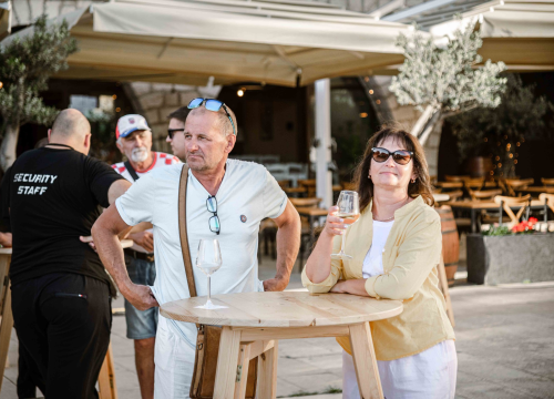 Fotografija 22 - Zbog jednog skladnog para trg ispred Županije i ove je godine pun