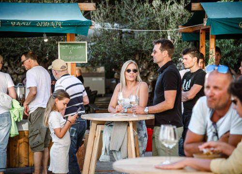 Fotografija 23 - Zbog jednog skladnog para trg ispred Županije i ove je godine pun