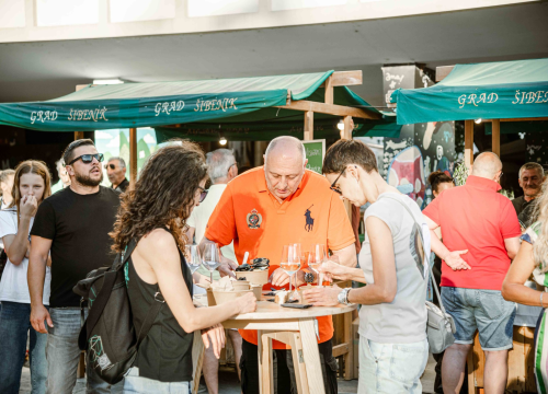 Zbog jednog skladnog para trg ispred Županije i ove je godine pun