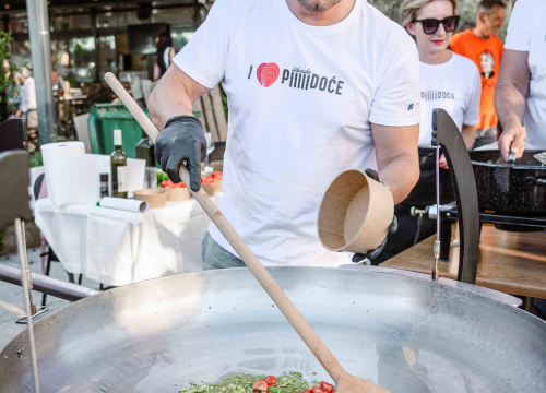 Fotografija 36 - Zbog jednog skladnog para trg ispred Županije i ove je godine pun