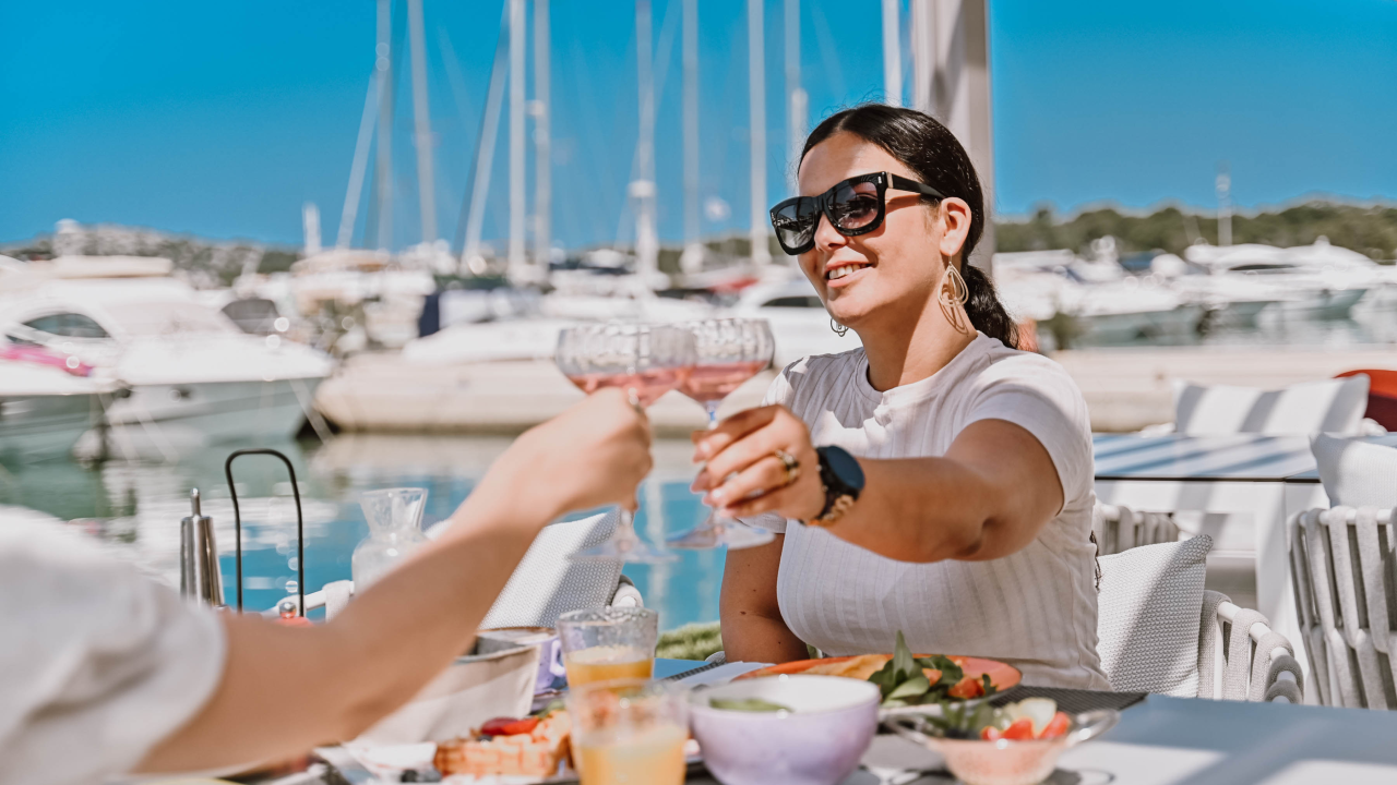 Posjetite šarmantni restoran Nomad i uživajte u slasnim à la carte jelima!