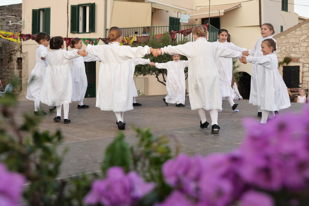 Manifestacijom koja je okupila 500 sudionika Betinjani pokazali ljubav prema tradiciji