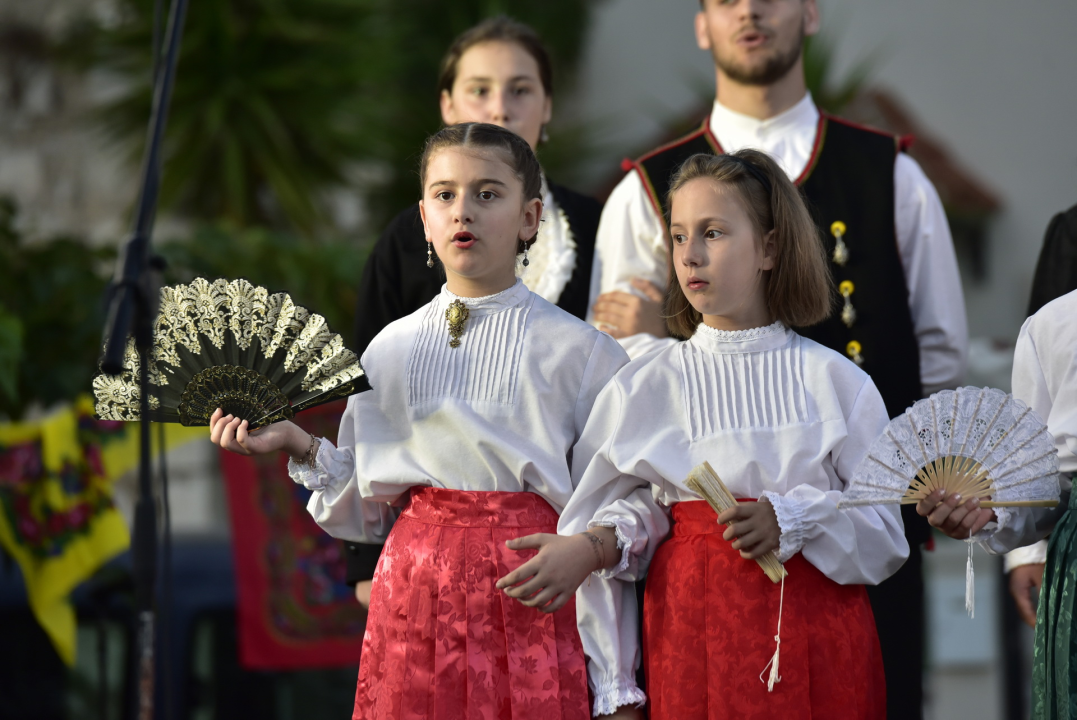 Manifestacijom koja je okupila 500 sudionika Betinjani pokazali ljubav prema tradiciji