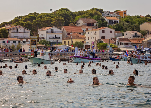 Fotografija 4 - Ove nedjelje u Rogoznici tradicionalnom i svečanom povorkom vraća se slika Gospe u njenu kapelicu!