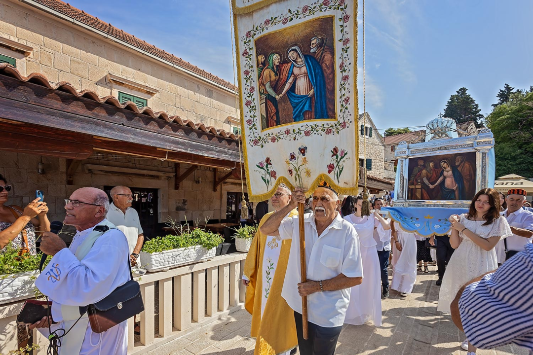Ove nedjelje u Rogoznici tradicionalnom i svečanom povorkom vraća se slika Gospe u njenu kapelicu!