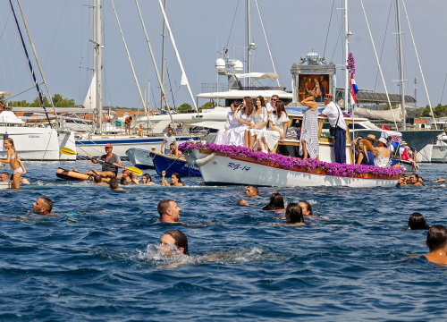 Fotografija 8 - Ove nedjelje u Rogoznici tradicionalnom i svečanom povorkom vraća se slika Gospe u njenu kapelicu!