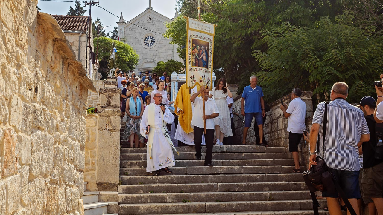 Ove nedjelje u Rogoznici tradicionalnom i svečanom povorkom vraća se slika Gospe u njenu kapelicu!