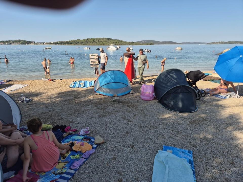 Vodički komunalci pokupili sve ručnike kojima kupači rezerviraju mjesto na plaži