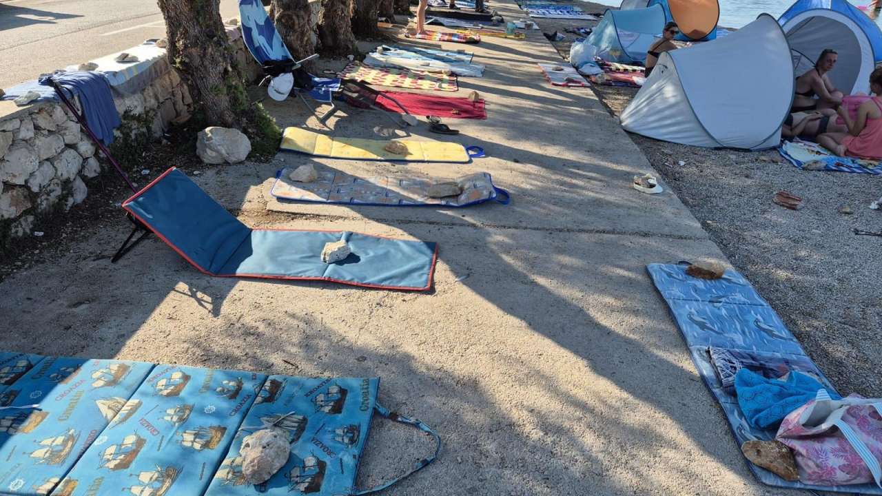Vodički komunalci pokupili sve ručnike kojima kupači rezerviraju mjesto na plaži
