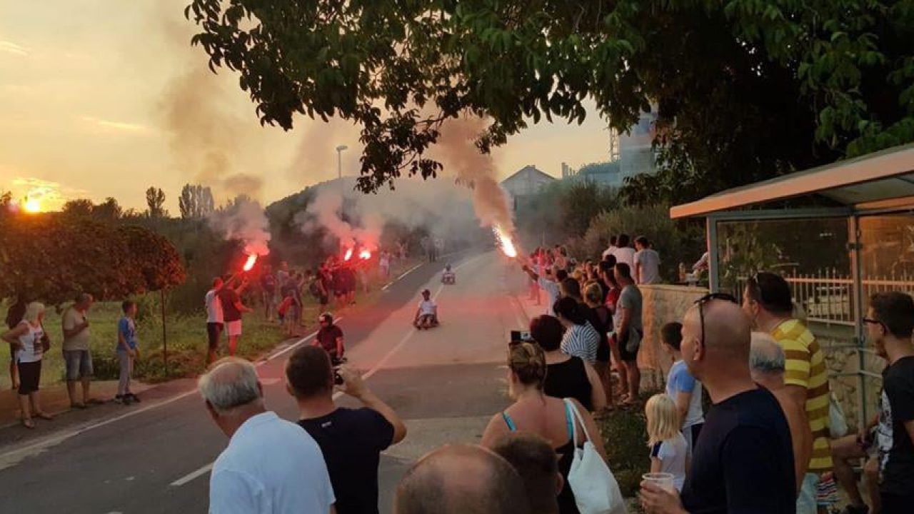 Sprema se spektakl u Rupama, utrku karića dugu 1100 metara prenose dronom