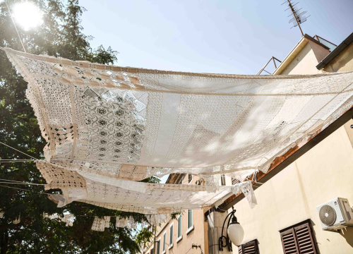 Fotografija 3 - Od danas na Starom pazaru vam ženski ručni rad pruža hlad: 'Neka ovo postane mjesto druženja'