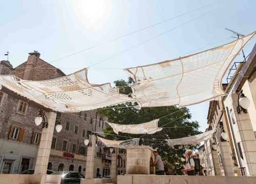 Fotografija 5 - Od danas na Starom pazaru vam ženski ručni rad pruža hlad: 'Neka ovo postane mjesto druženja'