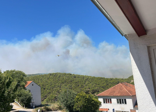 Fotografija 3 - Preko 120 vatrogasaca bori se s požarom: 'Postoji šansa da se proširi u pravcu Dubravica i NP Krka'