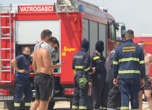 Fotografija 10 - Preko 120 vatrogasaca bori se s požarom: 'Postoji šansa da se proširi u pravcu Dubravica i NP Krka'