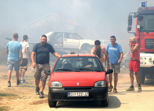 Preko 120 vatrogasaca bori se s požarom: 'Postoji šansa da se proširi u pravcu Dubravica i NP Krka'