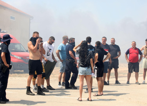 Fotografija 11 - Preko 120 vatrogasaca bori se s požarom: 'Postoji šansa da se proširi u pravcu Dubravica i NP Krka'