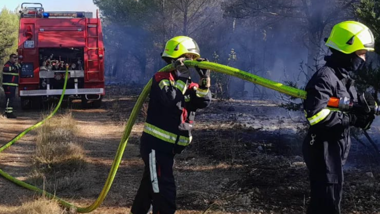 Vatrogasci noć proveli na požarištu u skradinskom zaleđu, sinoć izbio novi požar kod Rupa