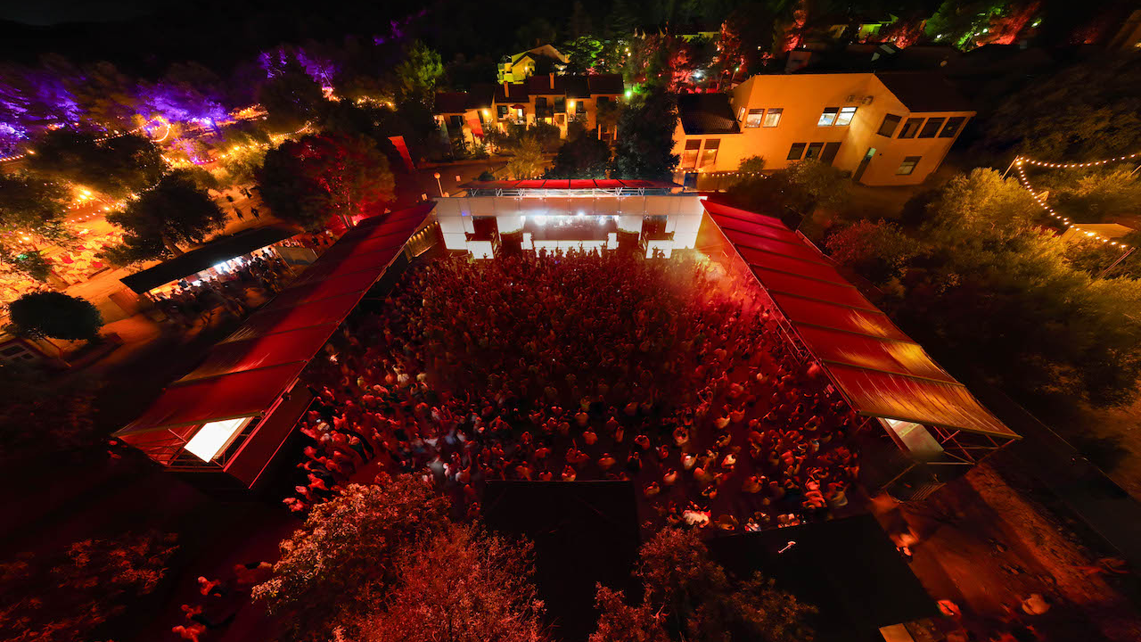 Defected Croatia: Pet tisuća partijanera uživalo u Tisnom