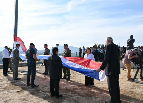 Fotografija 1 - Svečanost na Kninskoj tvrđavi: Vijore se hrvatski barjaci u znak Dana pobjede