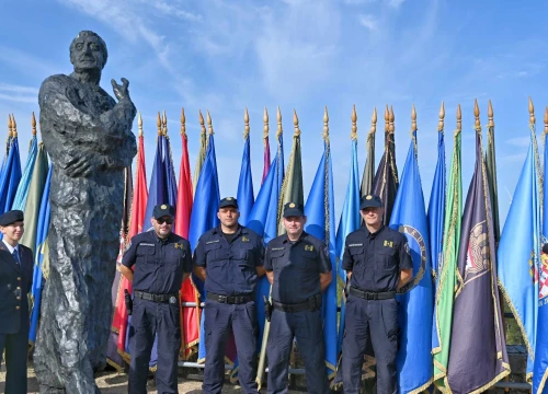 Fotografija 2 - Svečanost na Kninskoj tvrđavi: Vijore se hrvatski barjaci u znak Dana pobjede