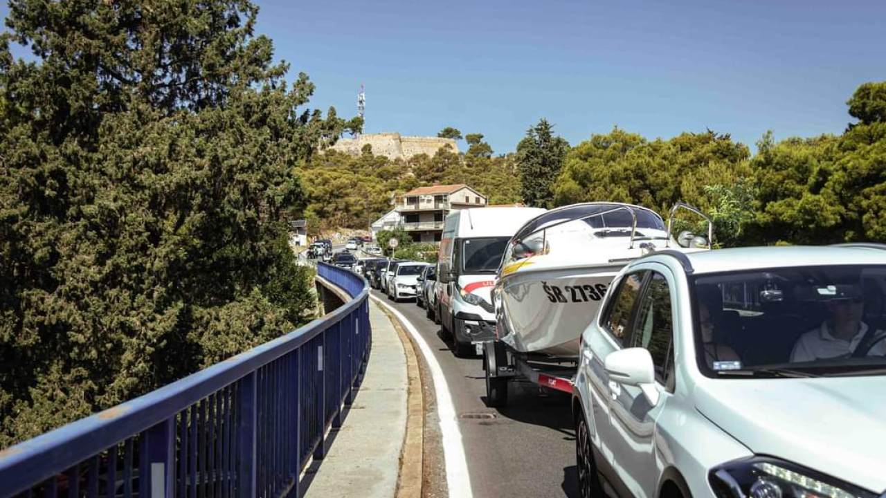 Kolone na cestama prema moru, tri prometne nesreće na A1