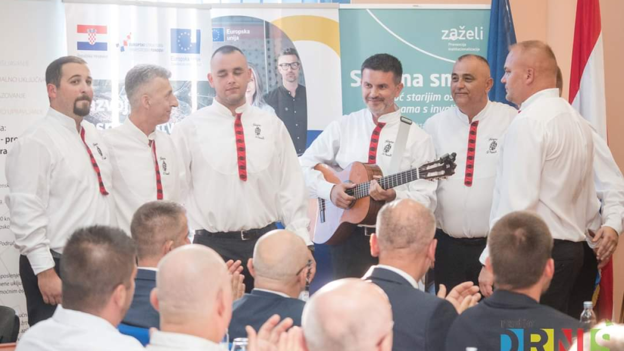 Na svečanoj sjednici drniškog Gradskog vijeća uručene nagrade ovogodišnjim laureatima