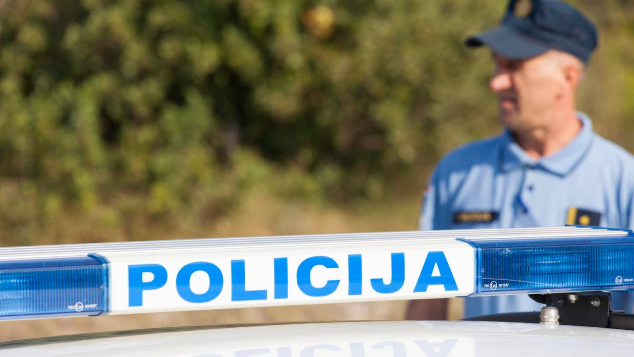 Pretraga obiteljske kuće u Srimi: Priveden 21-godišnji diler kod kojeg je pronađena marihuana i kokain