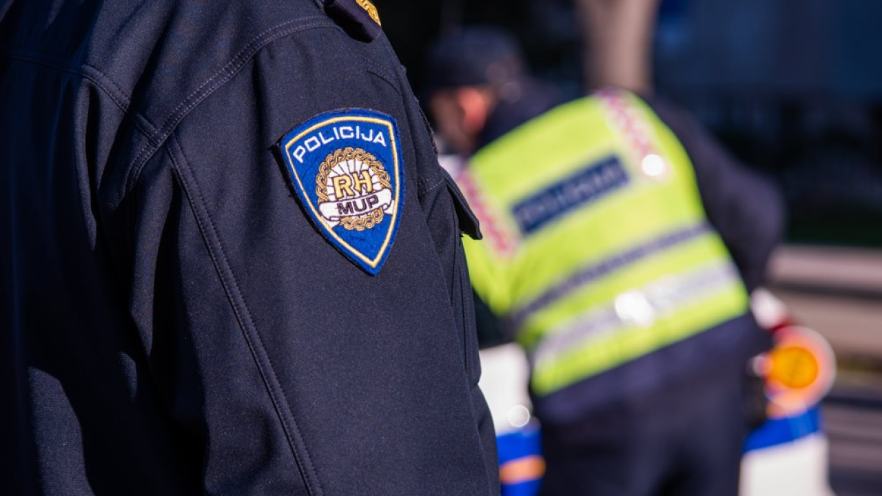 Prometna nesreća u Drnišu: Policajac udario osobni auto na semaforu