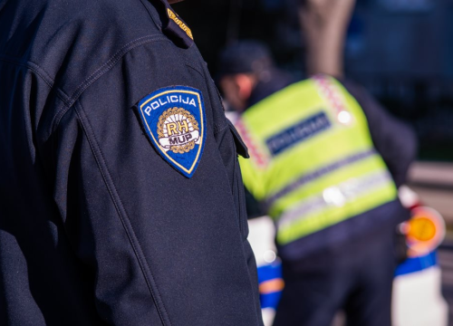 Prometna nesreća u Drnišu: Policajac udario osobni auto na semaforu