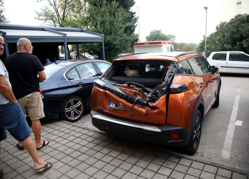 Fotografija 2 - Komad fasade sa zgrade na Baldekinu pao na automobile: 'Srećom nije bilo prolaznika'