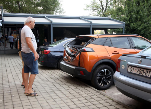 Komad fasade sa zgrade na Baldekinu pao na automobile: 'Srećom nije bilo prolaznika'