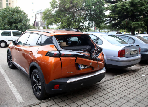 Fotografija 6 - Komad fasade sa zgrade na Baldekinu pao na automobile: 'Srećom nije bilo prolaznika'