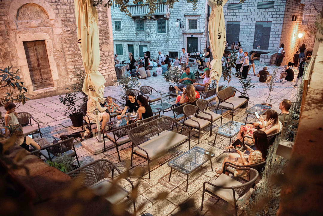 Prevruće je da kuhate, počastite se slasnim roštiljem Kod Starog!