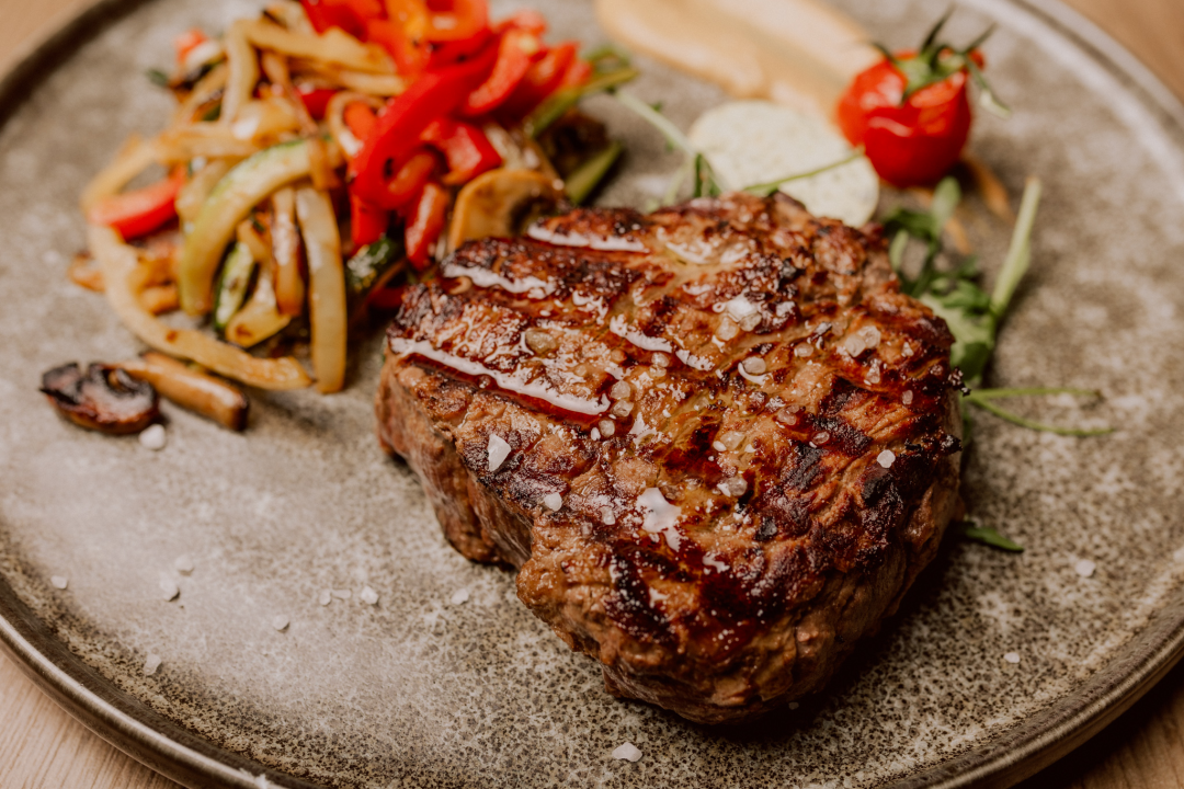 Prevruće je da kuhate, počastite se slasnim roštiljem Kod Starog!