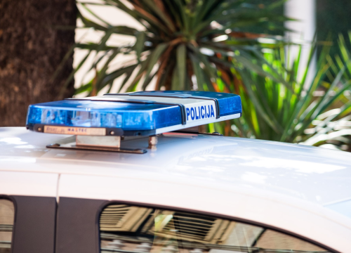 Fotografija 2 - Srećom nitko nije stradao: Prilikom mijenjanja otvora na zgradi u Baldekinu, pala žbuka na parkirane automobile pokraj zgrade