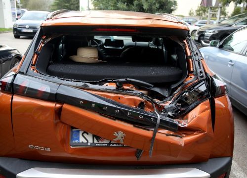 Fotografija 3 - Srećom nitko nije stradao: Prilikom mijenjanja otvora na zgradi u Baldekinu, pala žbuka na parkirane automobile pokraj zgrade